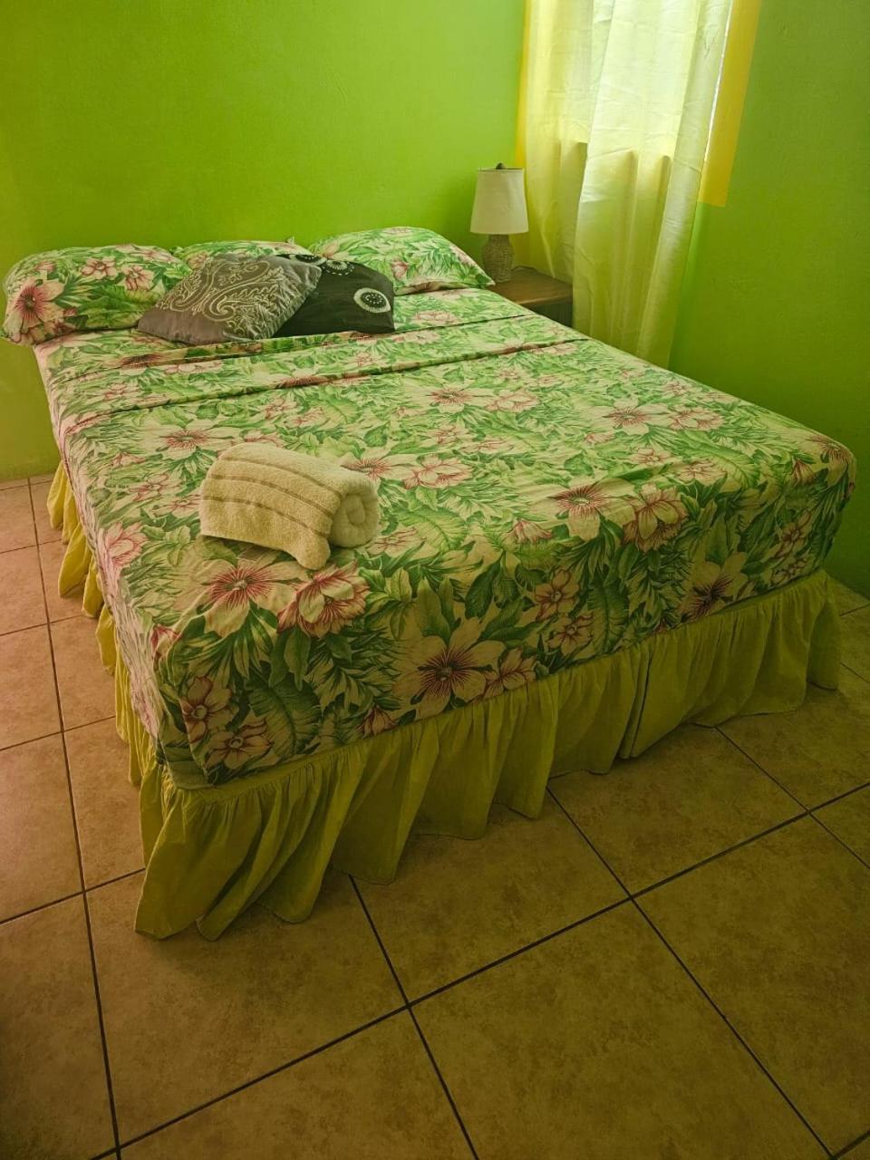 Fish Tobago Guesthouse Or Joy And Brandon Guesthouse Buccoo الغرفة الصورة