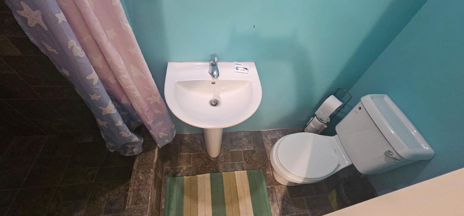 Fish Tobago Guesthouse Or Joy And Brandon Guesthouse Buccoo الغرفة الصورة