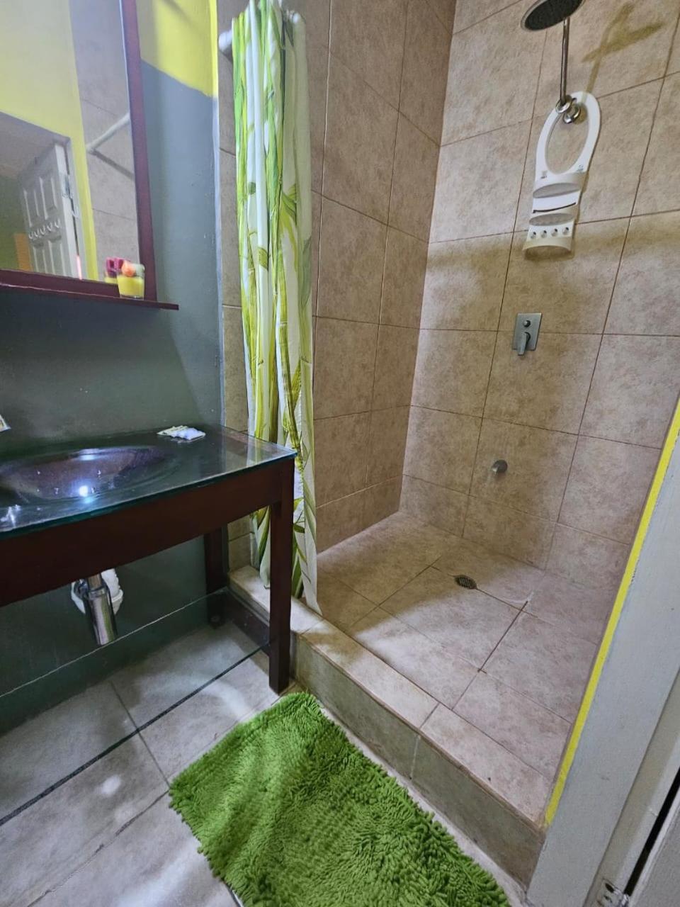 Fish Tobago Guesthouse Or Joy And Brandon Guesthouse Buccoo الغرفة الصورة