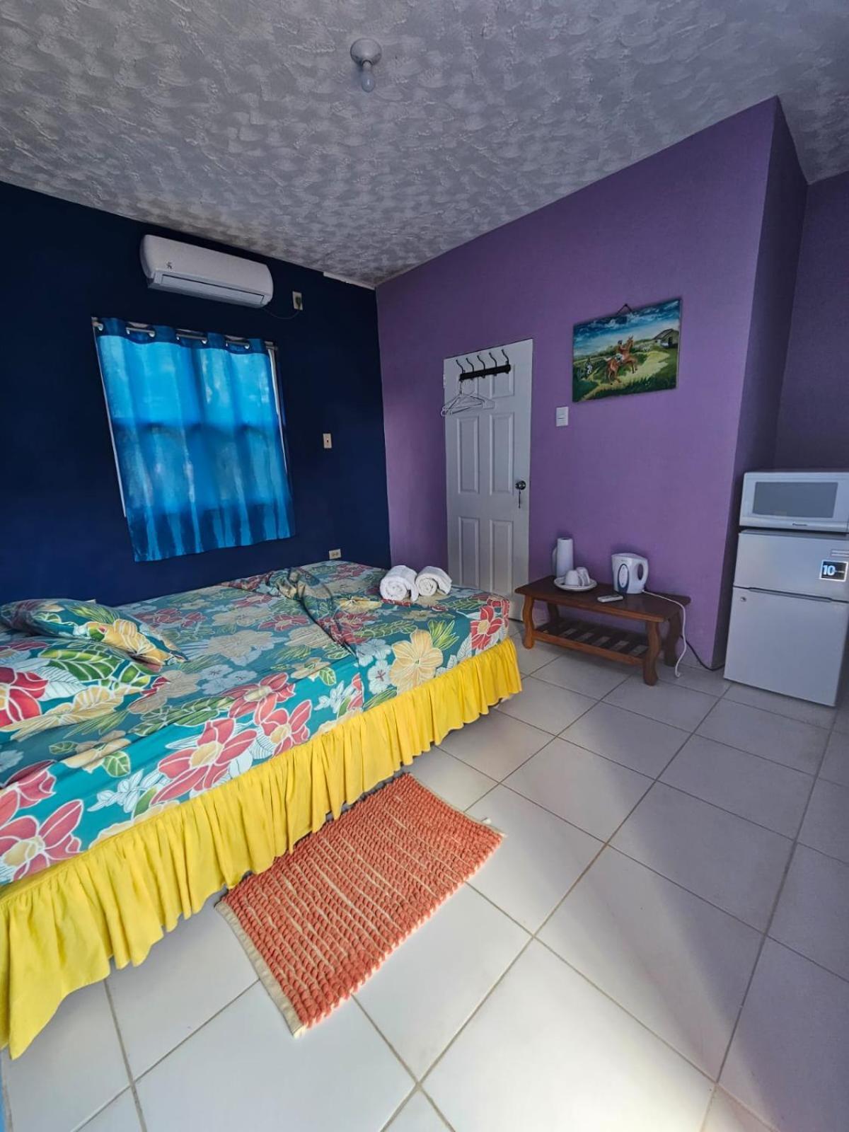 Fish Tobago Guesthouse Or Joy And Brandon Guesthouse Buccoo الغرفة الصورة