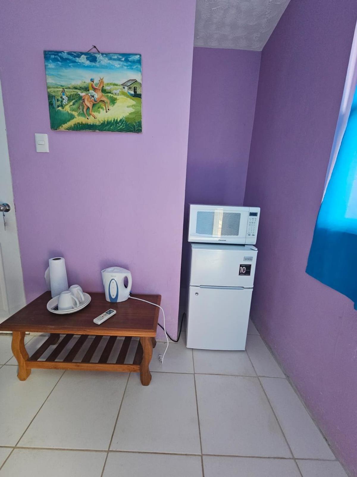 Fish Tobago Guesthouse Or Joy And Brandon Guesthouse Buccoo الغرفة الصورة