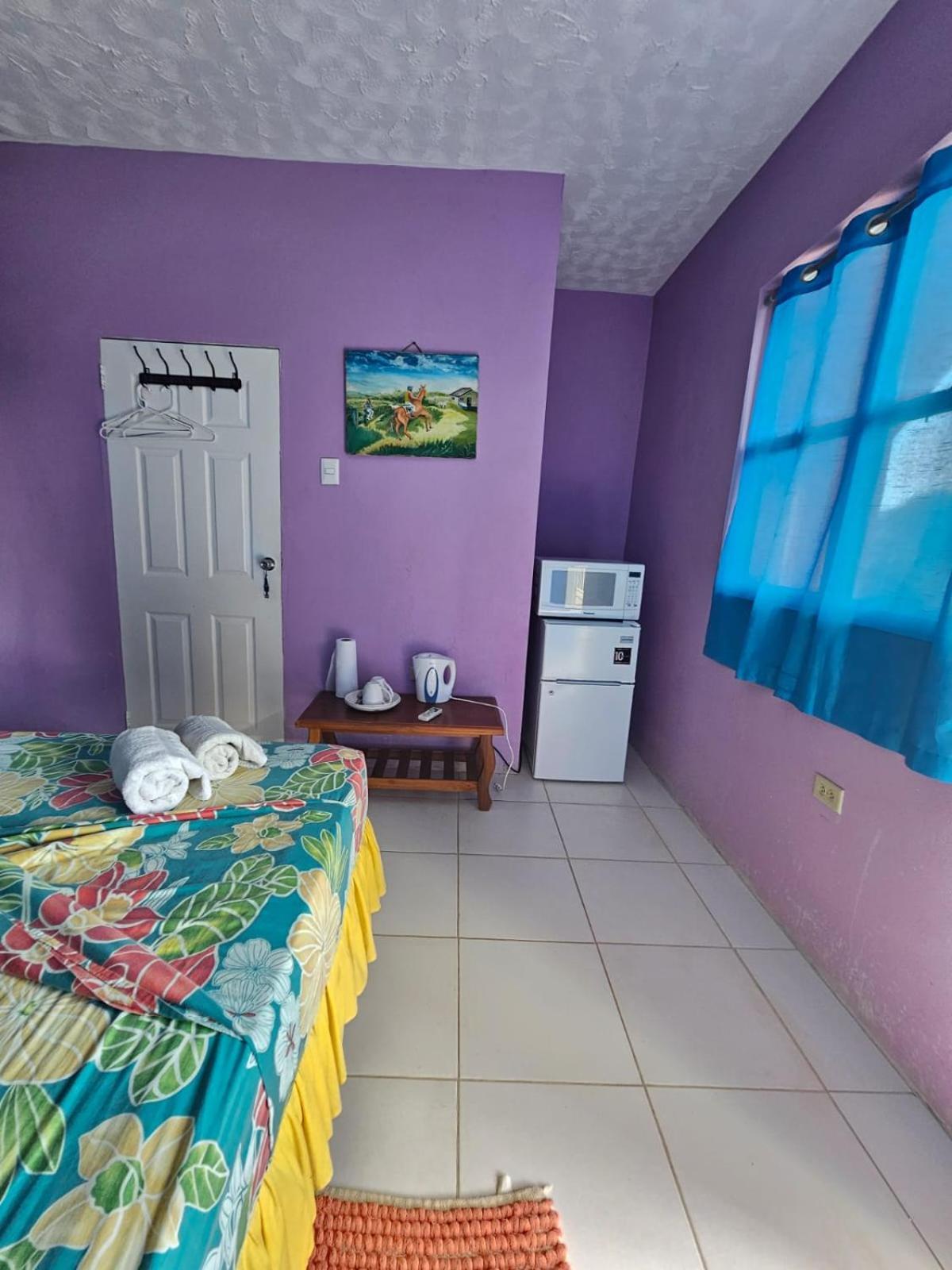 Fish Tobago Guesthouse Or Joy And Brandon Guesthouse Buccoo الغرفة الصورة