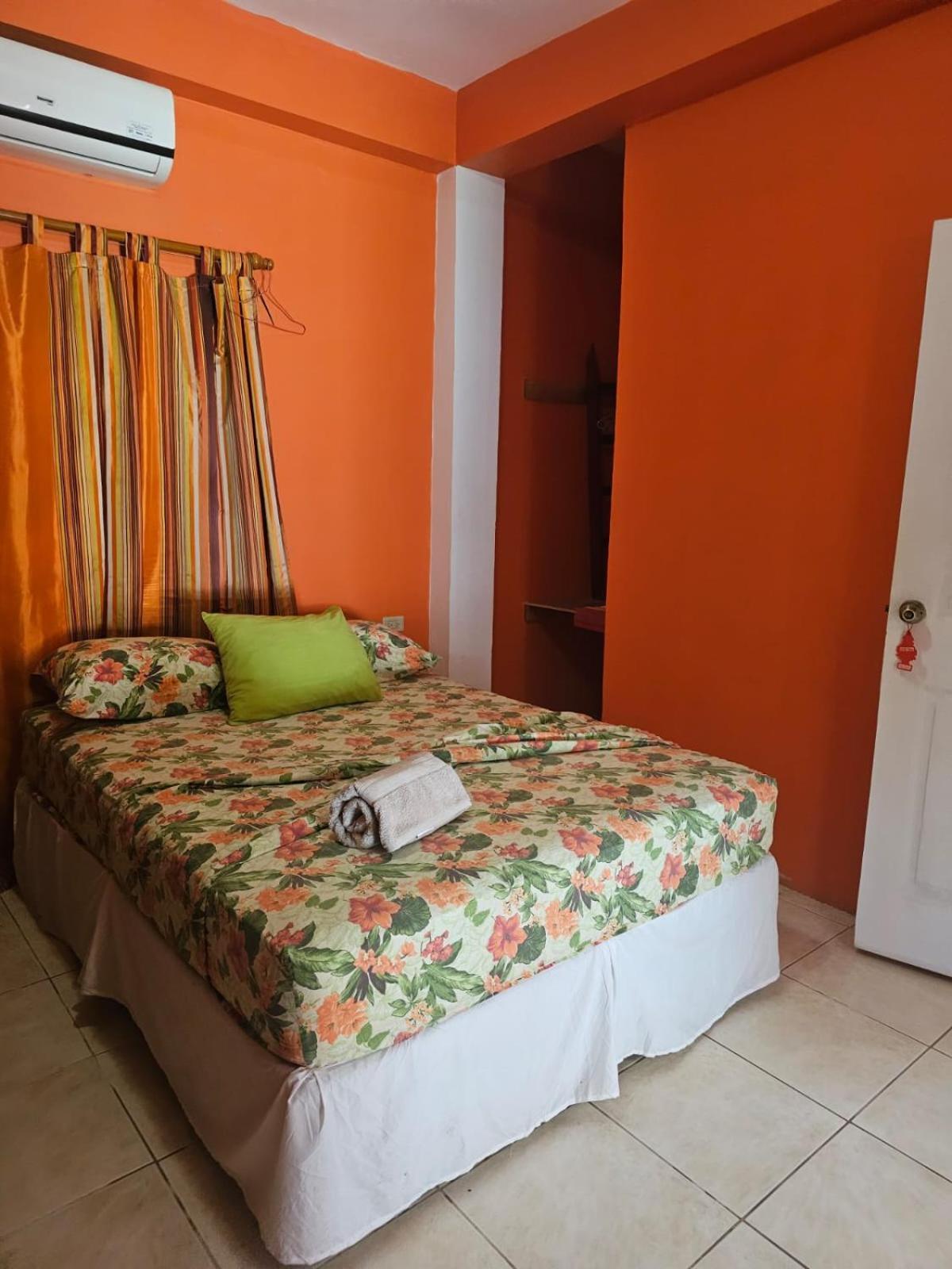 Fish Tobago Guesthouse Or Joy And Brandon Guesthouse Buccoo الغرفة الصورة