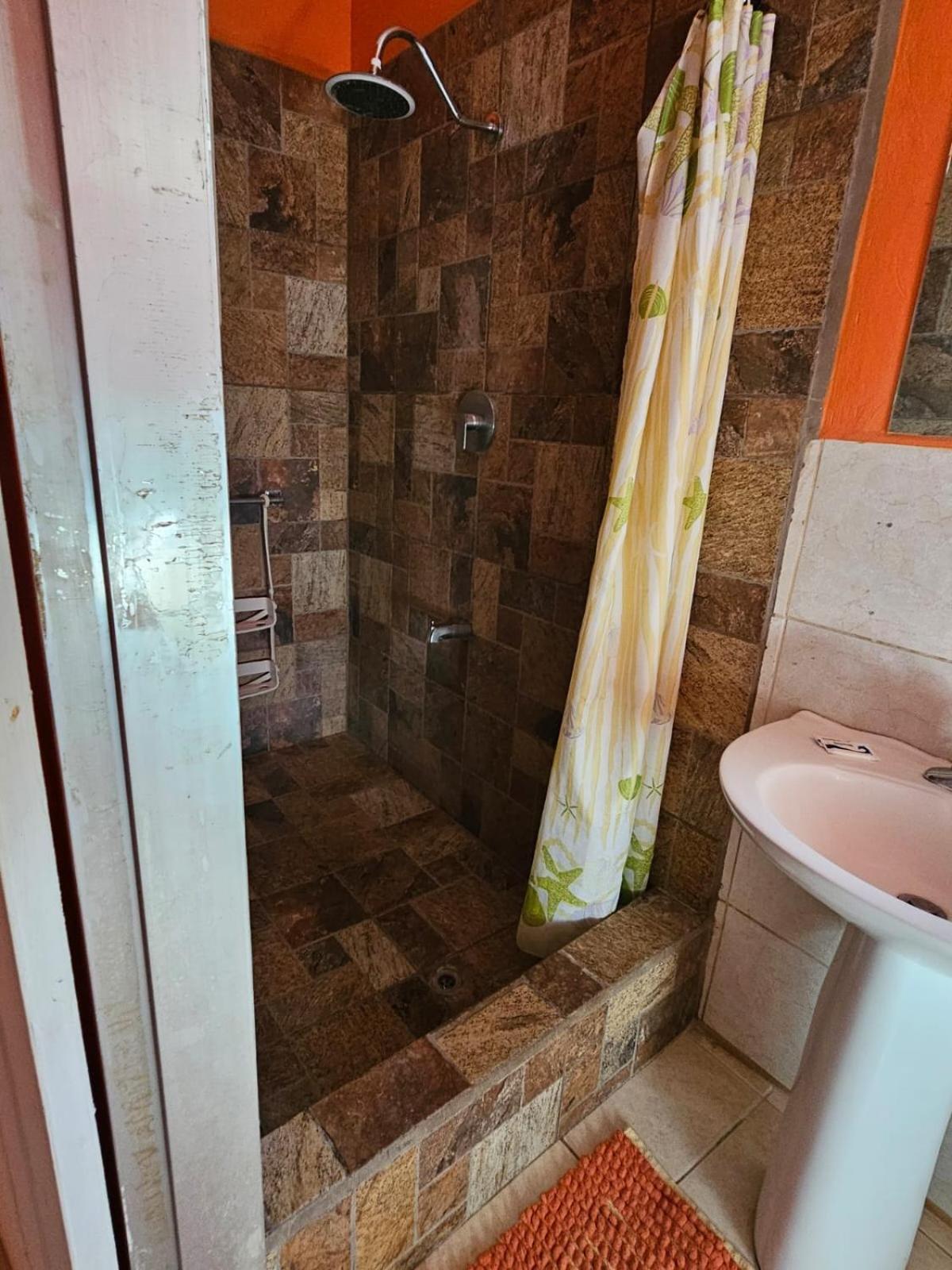 Fish Tobago Guesthouse Or Joy And Brandon Guesthouse Buccoo الغرفة الصورة