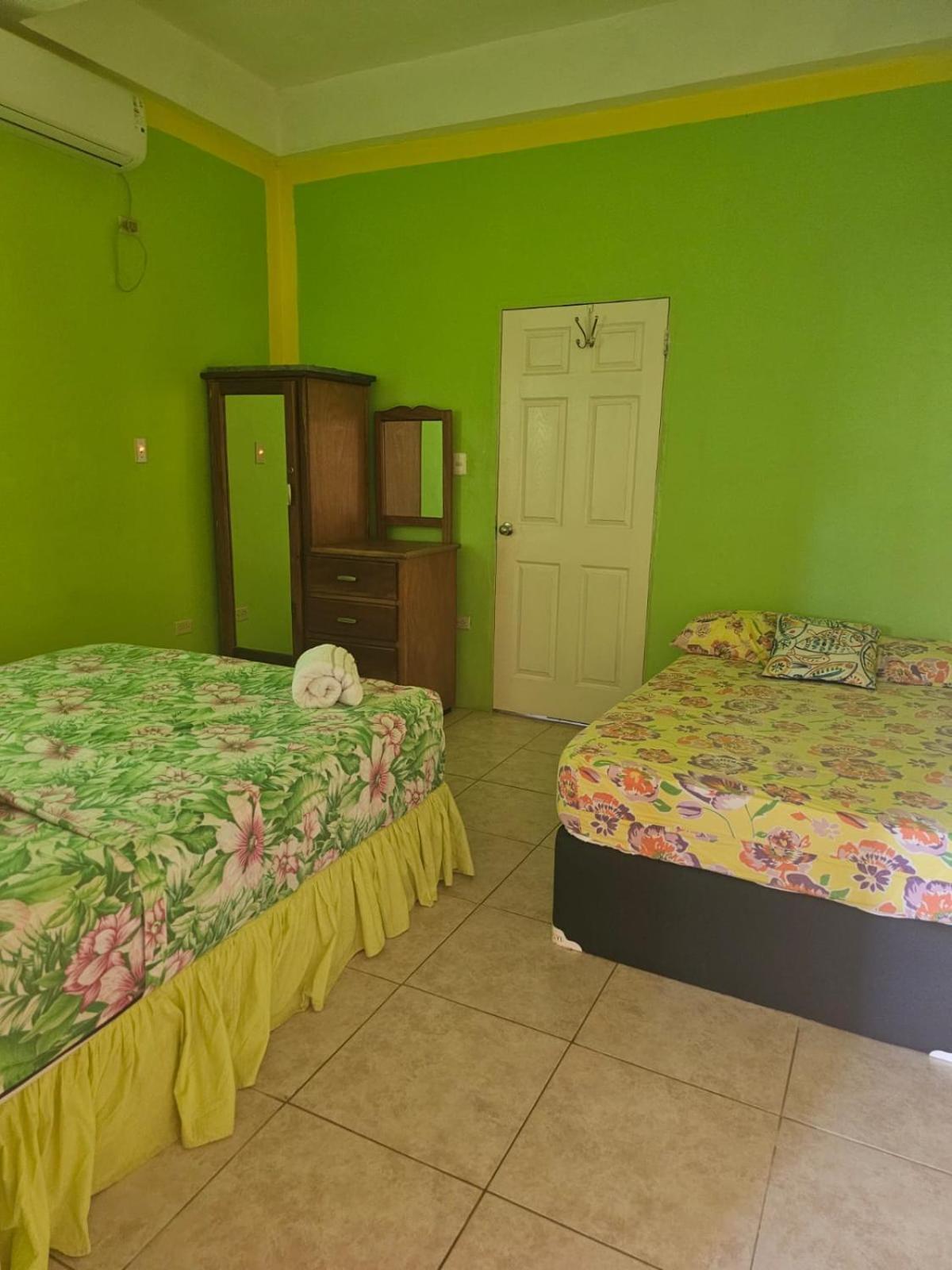 Fish Tobago Guesthouse Or Joy And Brandon Guesthouse Buccoo الغرفة الصورة