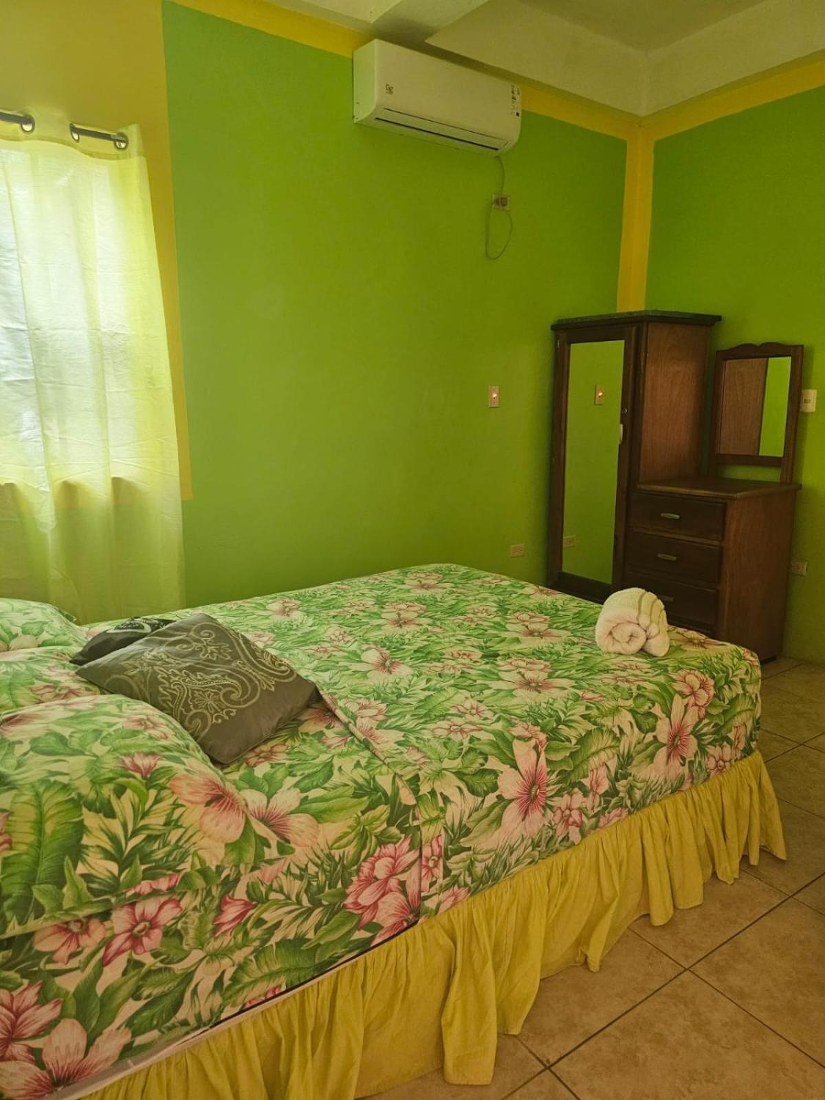 Fish Tobago Guesthouse Or Joy And Brandon Guesthouse Buccoo الغرفة الصورة