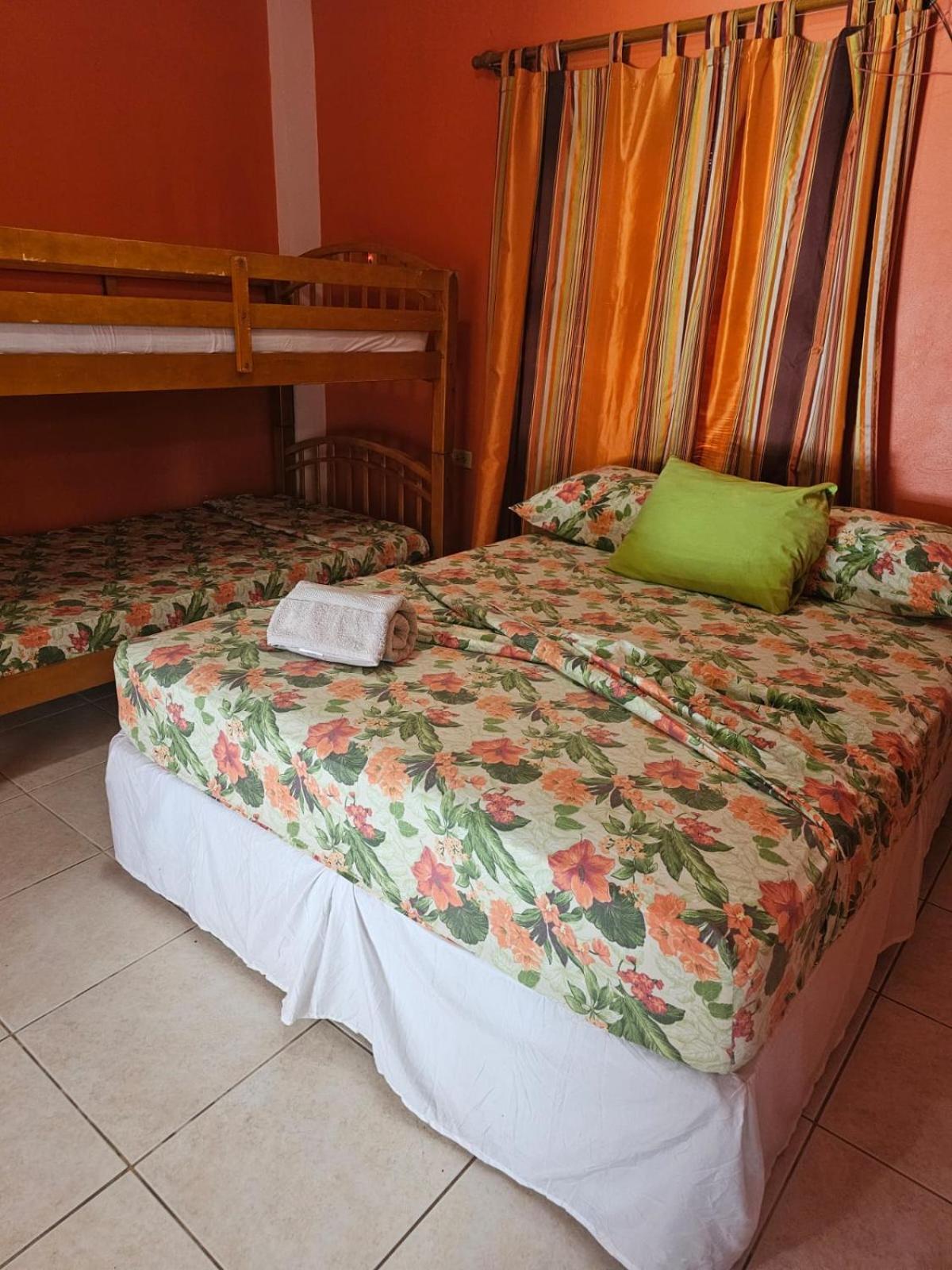 Fish Tobago Guesthouse Or Joy And Brandon Guesthouse Buccoo الغرفة الصورة